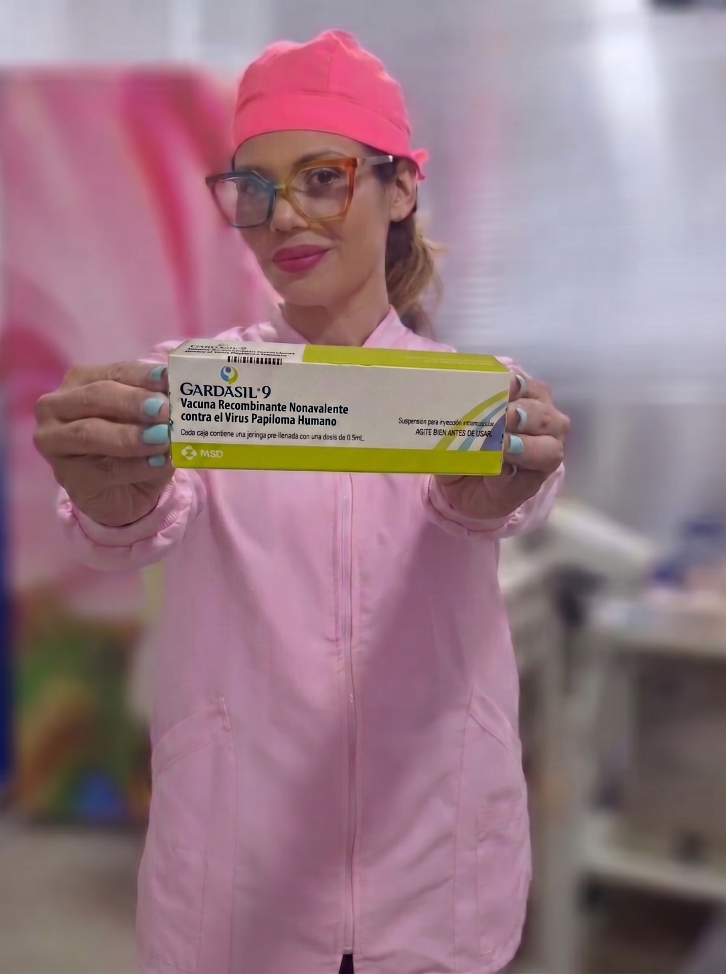 Dra. Willbeth Amaya con la vacuna Gardasil 9